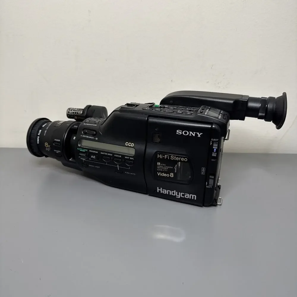 Sony Handycam NTSC Video 8 CCD-F77 Camcorder & Battery Black